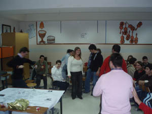 Uno de los grupos realizando una de las pruebas del juego